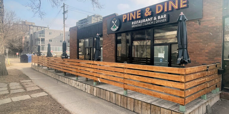 Pine And Dine Exterior Photo.1